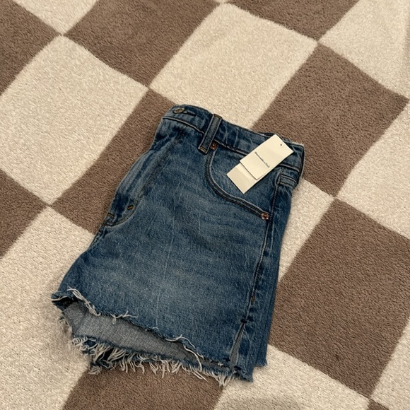Abercrombie and fitch mom high rise shorts. Brand new and never worn. - Picture 3 of 3